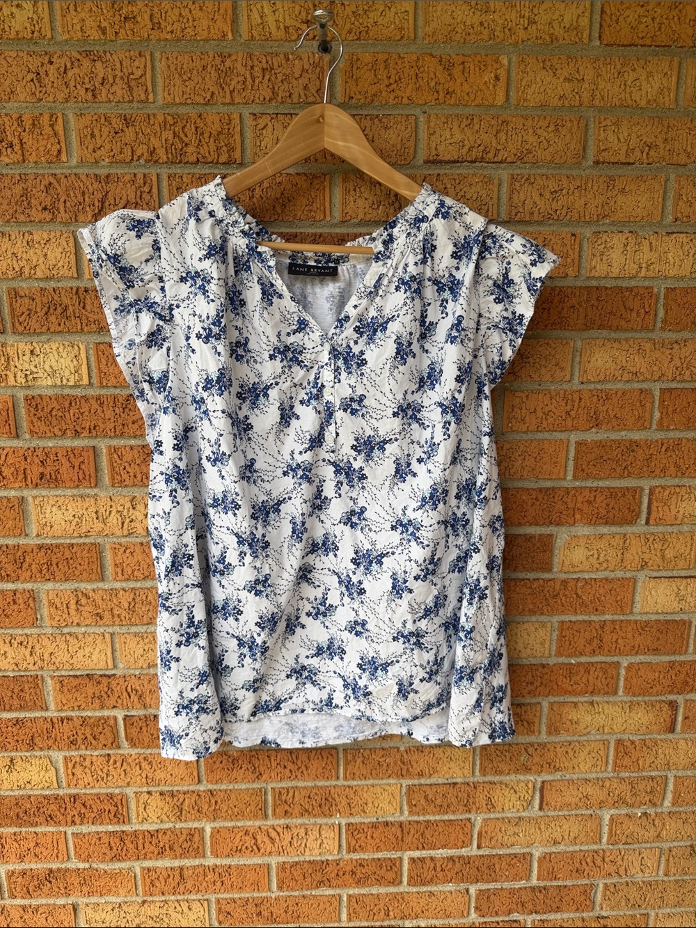 Lane Bryant White Blue Floral Blouse Size 22/24 Cap-Sleeve Blouse Cotton
